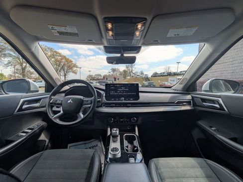 Used 2025 Mitsubishi Outlander SE image 25