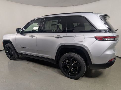 New 2025 Jeep Grand Cherokee Altitude image 5