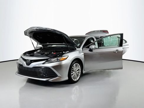 Used 2019 Toyota Camry XLE FWD image 18