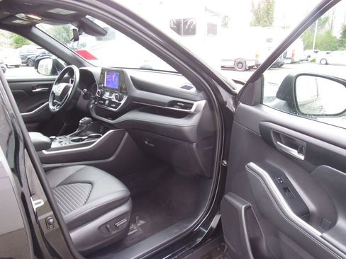 Certified 2025 Toyota Highlander XSE image 17