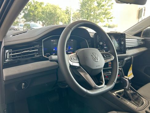 Certified 2025 Volkswagen Jetta SE w/ Sunroof Package image 14