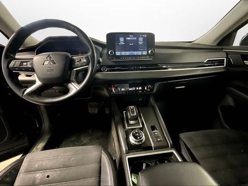 Used 2022 Mitsubishi Outlander SE image 13