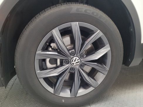 Used 2023 Volkswagen Tiguan SE w/ Panoramic Sunroof Package FWD image 31