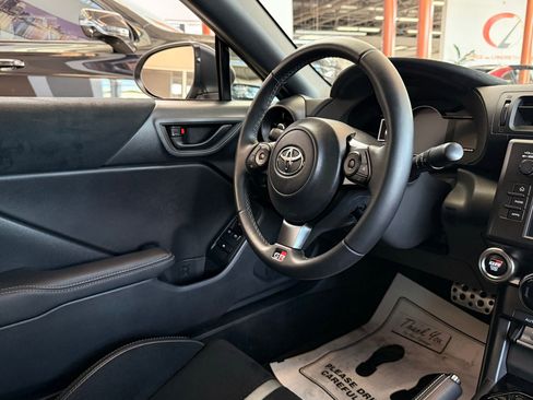 Used 2025 Toyota GR86 Premium w/ Performance Package RWD image 28