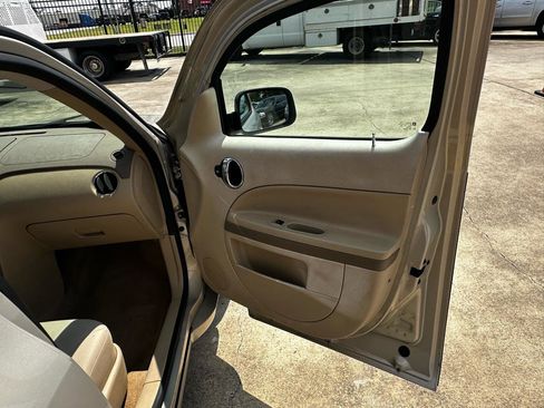 Used 2009 Chevrolet HHR LS image 29