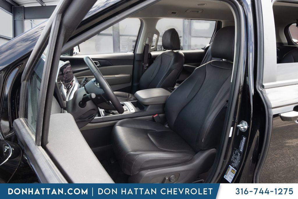 Used 2025 Kia Carnival FWD image 16