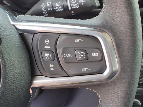 Used 2025 Jeep Wrangler Sahara image 29