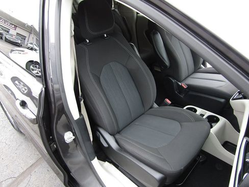 Used 2022 Chrysler Voyager LX FWD image 28