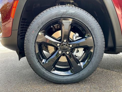 New 2025 Jeep Grand Cherokee Limited w/ Black Appearance Package image 12