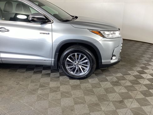 Used 2017 Toyota Highlander XLE AWD/4WD image 7