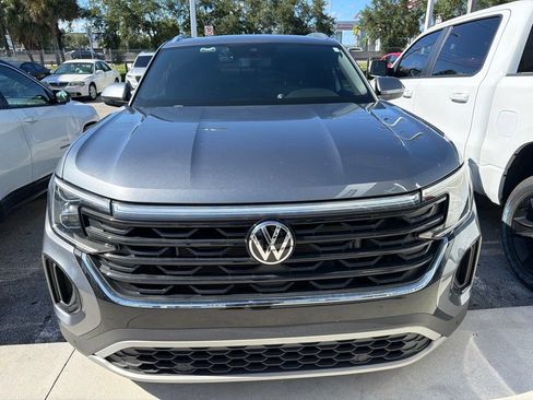 Used 2025 Volkswagen Atlas Cross Sport SE w/ Panoramic Sunroof Package FWD image 2
