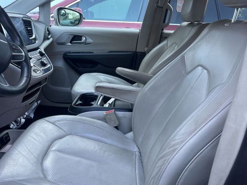 Used 2017 Chrysler Pacifica Premium image 2