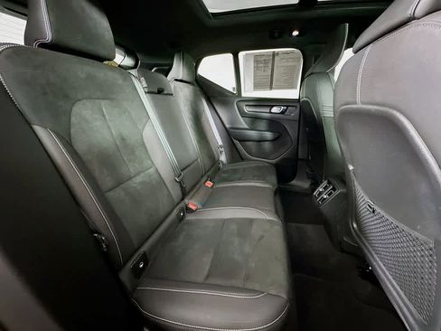 Used 2023 Volvo XC40 B5 Plus image 29
