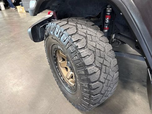 Used 2021 Jeep Gladiator Rubicon AWD/4WD image 17