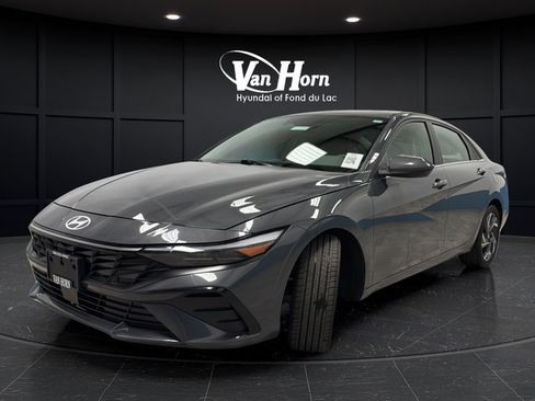 Used 2024 Hyundai Elantra SEL w/ Convenience Package FWD image 3