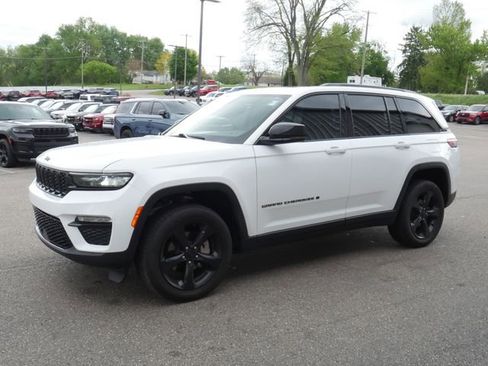 Used 2024 Jeep Grand Cherokee Limited w/ Black Appearance Package AWD/4WD image 2