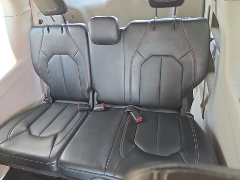 Used 2024 Chrysler Pacifica Touring-L FWD image 9