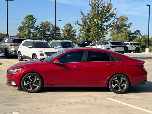 Used 2023 Hyundai Elantra Limited w/ Preferred Accessory Package FWD image 6