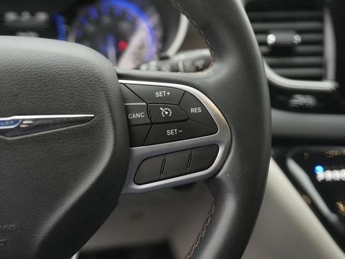 Used 2017 Chrysler Pacifica Touring-L image 25