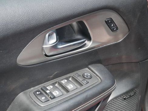 Used 2022 Chrysler Pacifica Limited w/ Uconnect Theater Family Group FWD image 13