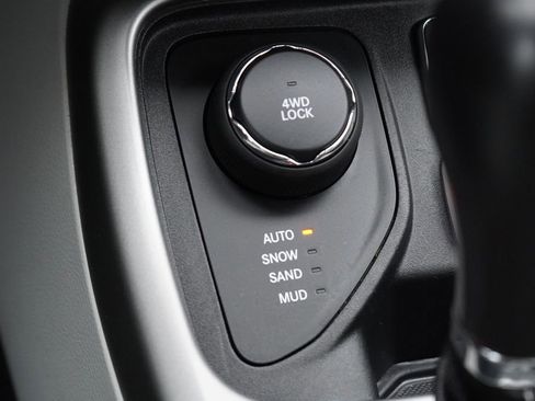 Used 2018 Jeep Compass Latitude w/ Cold Weather Group AWD/4WD image 23