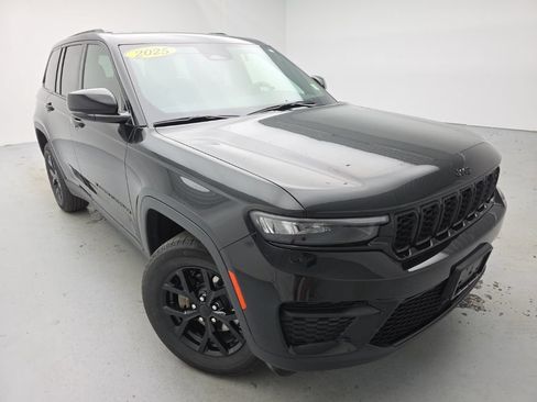 Used 2025 Jeep Grand Cherokee Altitude AWD/4WD image 4