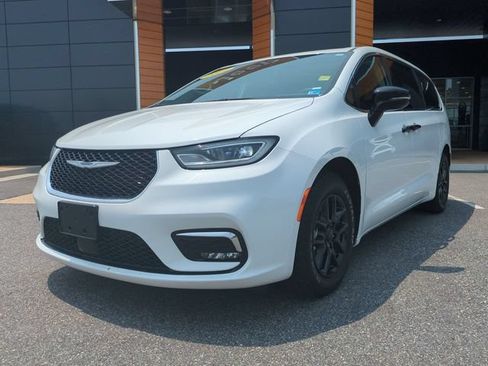 Used 2024 Chrysler Pacifica Touring-L FWD image 8