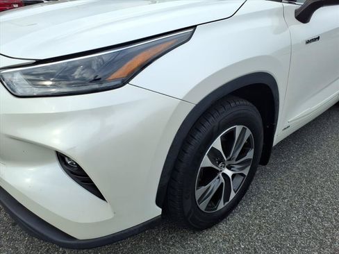 Used 2021 Toyota Highlander XLE AWD/4WD image 9