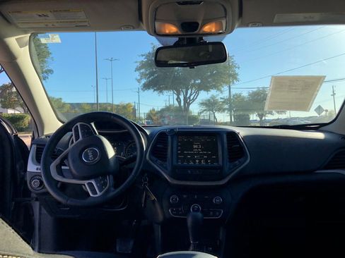 Used 2017 Jeep Cherokee Latitude w/ Safety/Convenience Group image 18