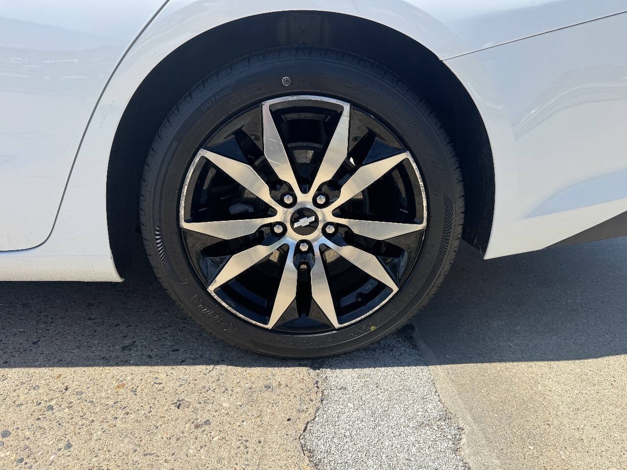 Used 2017 Chevrolet Malibu LT FWD image 9