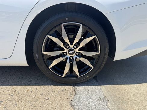 Used 2017 Chevrolet Malibu LT FWD image 9