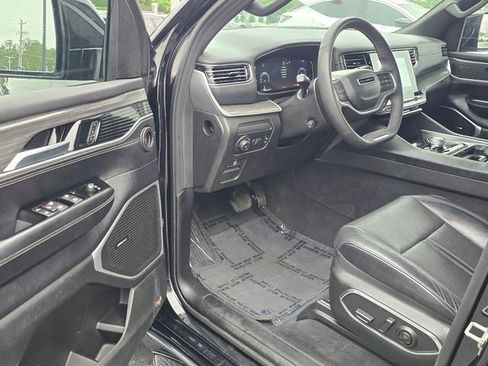 Used 2024 Jeep Wagoneer L Series II w/ Flexible Seating Group AWD/4WD image 9