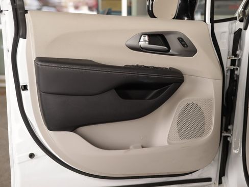 Used 2024 Chrysler Pacifica Touring-L image 21