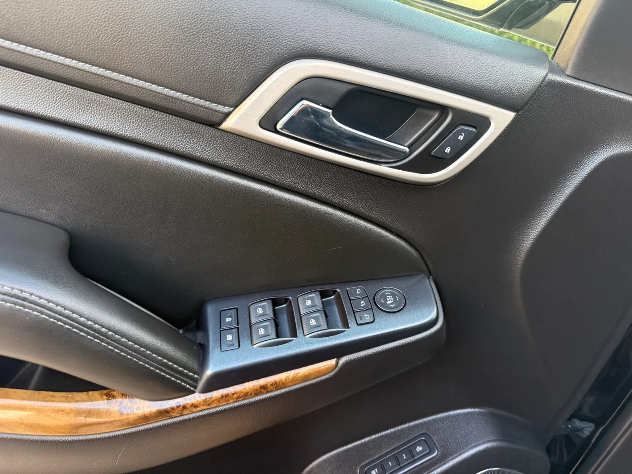 Used 2015 GMC Yukon XL Denali w/ Touring Package AWD/4WD image 12