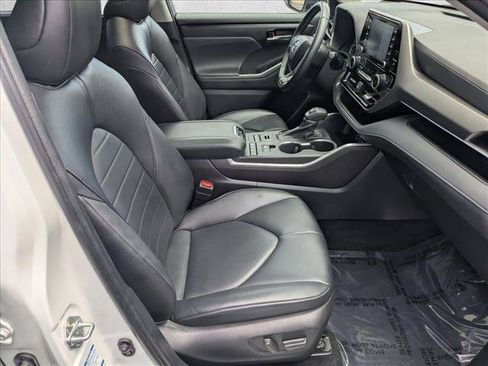 Used 2022 Toyota Highlander XLE AWD/4WD image 20