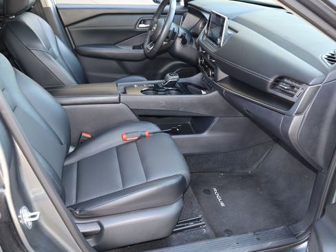 Used 2024 Nissan Rogue SV w/ SV Premium Package FWD image 17