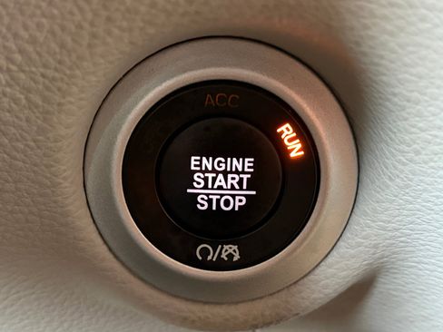 Used 2024 Chrysler Pacifica Limited FWD image 21