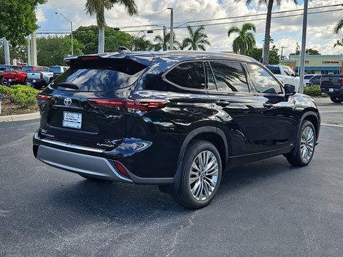 New 2025 Toyota Highlander Platinum image 4