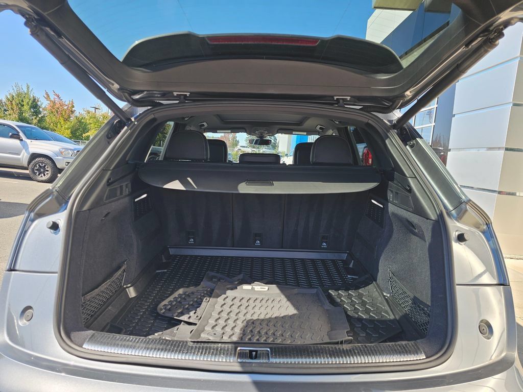 Used 2018 Audi SQ5 Premium Plus w/ Navigation Package AWD/4WD image 18