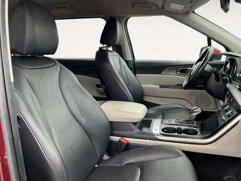 Used 2022 Kia Carnival LX image 17