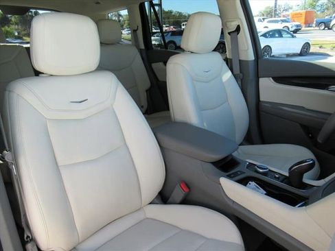 Used 2023 Cadillac XT6 Premium Luxury image 8