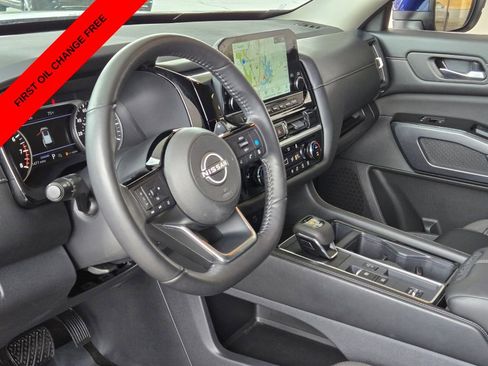 Used 2025 Nissan Pathfinder SL FWD image 10