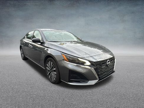 Used 2025 Nissan Altima 2.5 SV FWD image 2