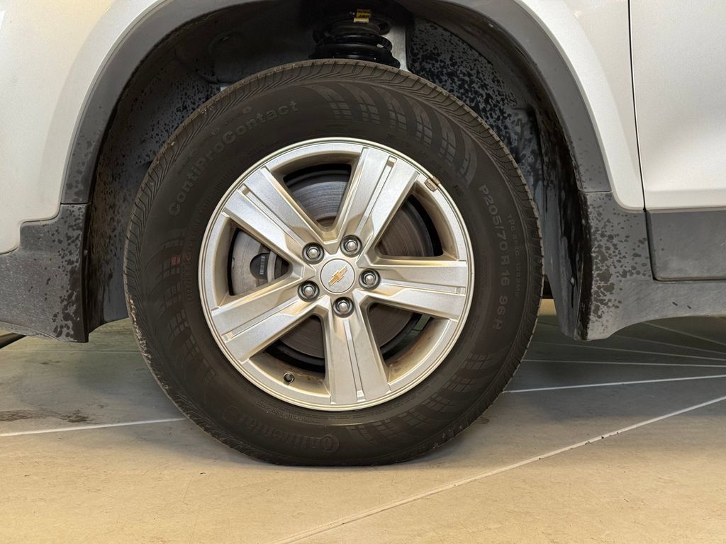 Used 2022 Chevrolet Trax LT w/ LT Convenience Package AWD/4WD image 24