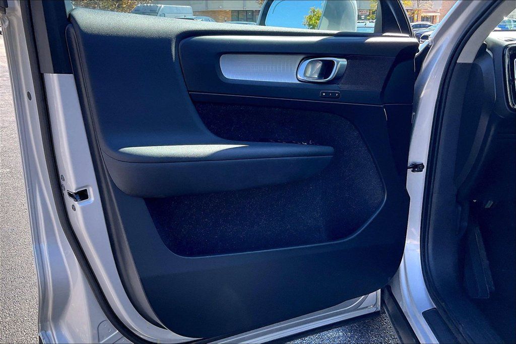 Used 2019 Volvo XC40 T5 Momentum AWD/4WD image 26
