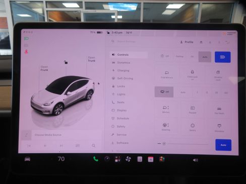 Used 2024 Tesla Model Y Long Range AWD/4WD image 30