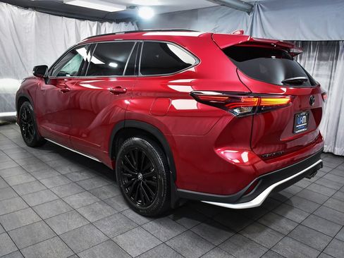 Used 2024 Toyota Highlander XSE AWD/4WD image 4