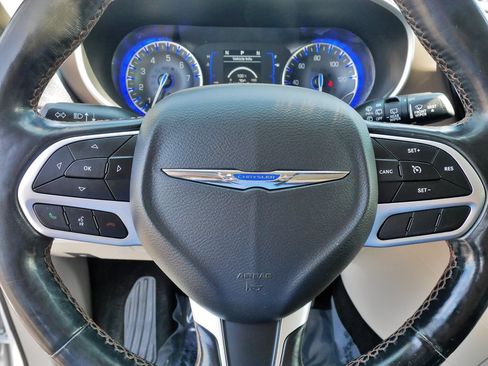Used 2019 Chrysler Pacifica Touring-L FWD image 24