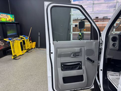 Used 2014 Ford E-350 and Econoline 350 Extended Super Duty RWD image 9