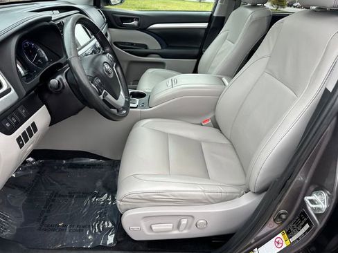 Used 2019 Toyota Highlander XLE image 22